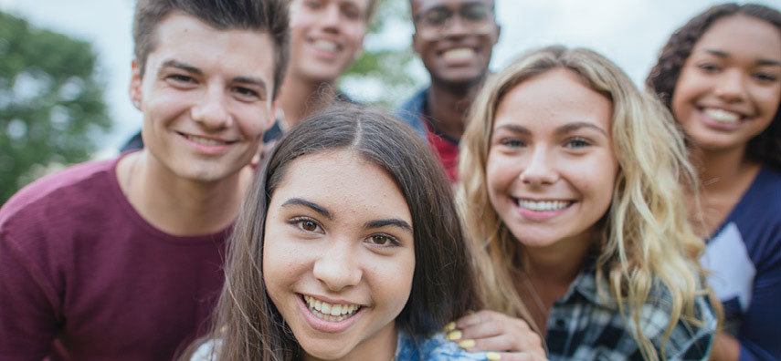 Jeunes souriant