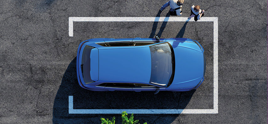 Photo d'une voiture bleue stationné. Vue aérienne. Pictogramme P+R.