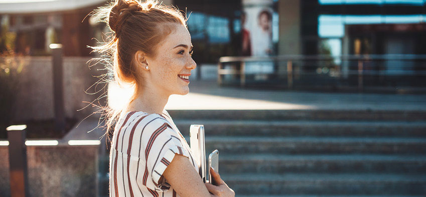 jeune femme souriante
